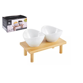 Minimalistická servírovací sada porcelánové misky a bambusový stoleček