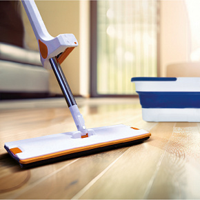 Samočisticí koště a jeho obdélníkový kbelík